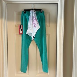 SHEFIT Womens Boss Leggings Teal Size 2LUXE 2XL Wash Bag Hair Tie NWT